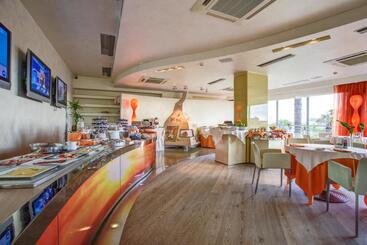 هتل Waldorf  Premier Resort