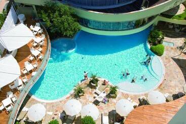 هتل Waldorf  Premier Resort