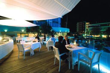 هتل Waldorf  Premier Resort