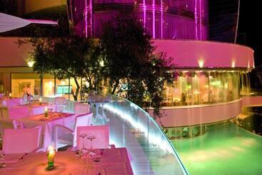هتل Waldorf  Premier Resort