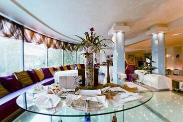 هتل Waldorf  Premier Resort