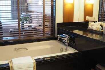 هتل Woodlands Suites Serviced Residences   Sha Extra Plus