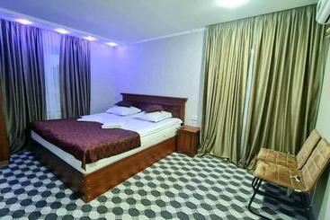 هاستل Status House