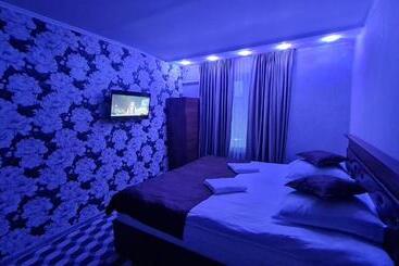 هاستل Status House
