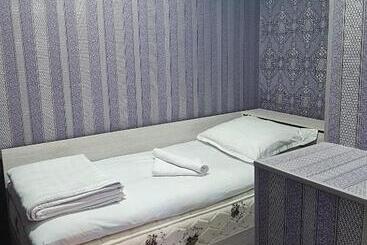 هاستل Status House