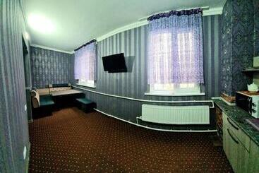 هاستل Status House