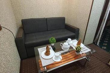 هاستل Status House