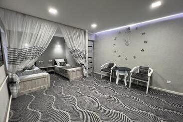 هاستل Status House