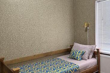 هاستل Status House