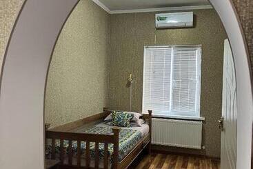هاستل Status House