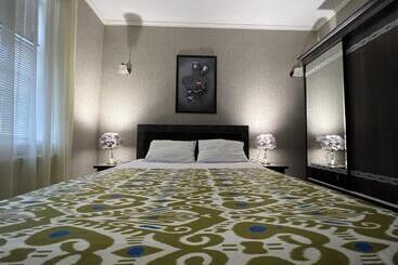 هاستل Status House