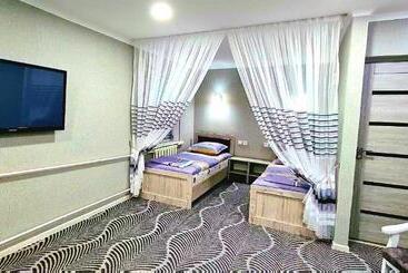هاستل Status House