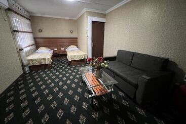 هاستل Status House