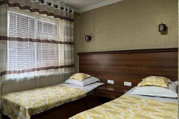 هاستل Status House