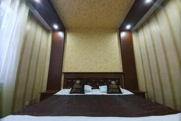 هاستل Status House