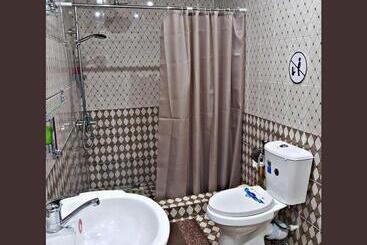 هاستل Status House