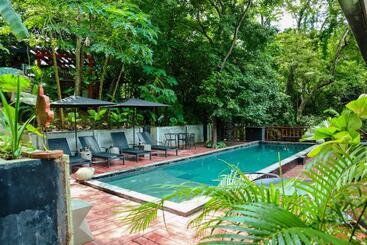 هتل Hostel Island Paradise, Saboga Lodge And Villa Noelia