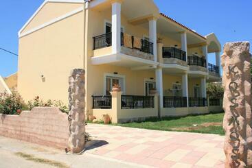 Kouros Apartments - San Stefanos