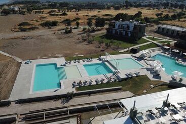 هتل Ampelia Seaside Resort By Estia