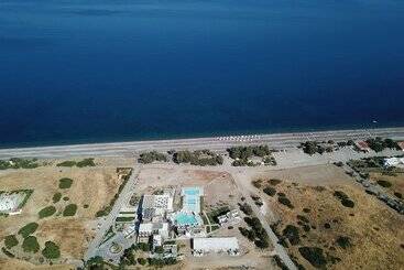 هتل Ampelia Seaside Resort By Estia