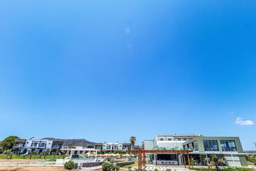 هتل Ampelia Seaside Resort By Estia