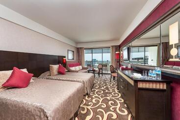 هتل Cornelia Diamond Golf Resort & Spa