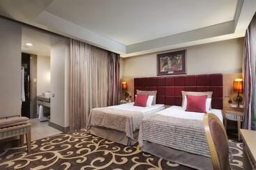 هتل Cornelia Diamond Golf Resort & Spa