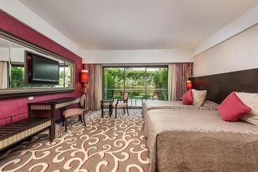 هتل Cornelia Diamond Golf Resort & Spa