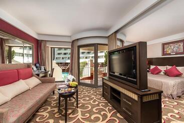 هتل Cornelia Diamond Golf Resort & Spa