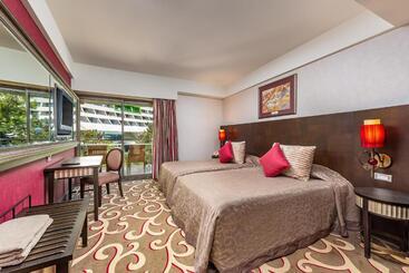 هتل Cornelia Diamond Golf Resort & Spa