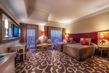 هتل Cornelia Diamond Golf Resort & Spa