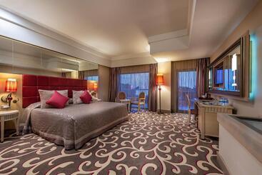 هتل Cornelia Diamond Golf Resort & Spa