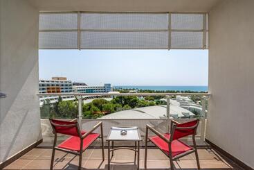 هتل Cornelia Diamond Golf Resort & Spa