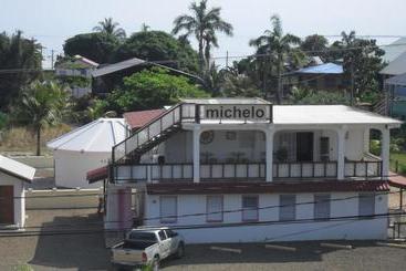 ホテル Michelo Suites