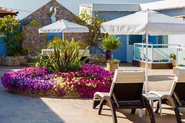 Paradice Hotel Luxury Suites Near Zorbas Beach Free Breakfast - Stavros