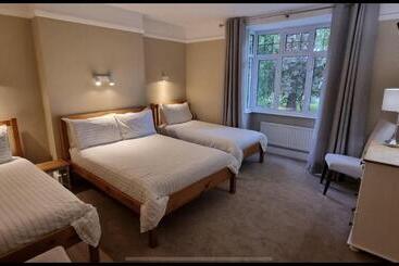 هتل Salamander Guest House