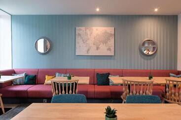 هتل Hampton By Hilton Ashford International