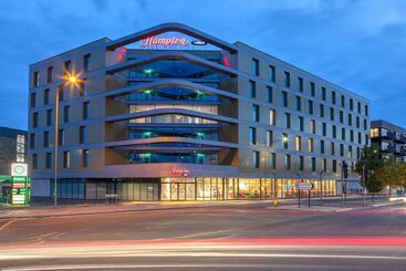 هتل Hampton By Hilton Ashford International