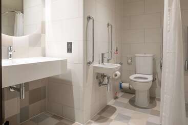 هتل Hampton By Hilton Ashford International