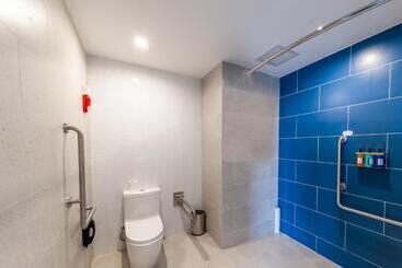 هتل Holiday Inn Express Shanghai Baoyang, An Ihg