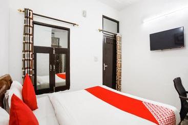בית מלון כפרי Oyo 44130 Devi Palace Inn