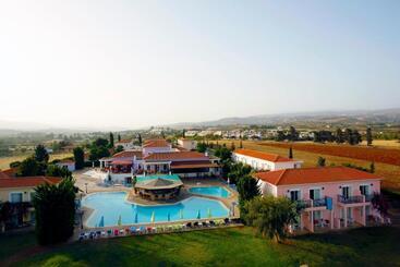 فندق Akamanthea Holiday Village