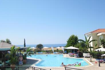 هتل Akamanthea Holiday Village