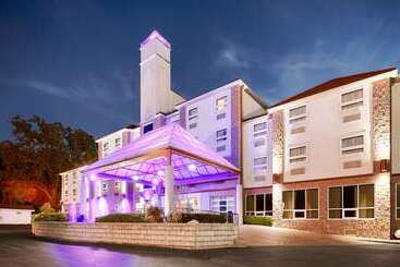Best Western Plus Sandusky Hotel & Suites