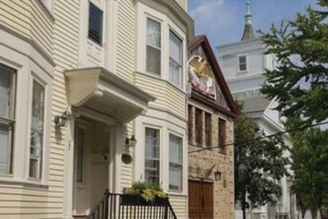 בית מלון כפרי Cleveland House Inn