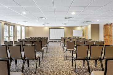 هتل Comfort Inn At Convention Center