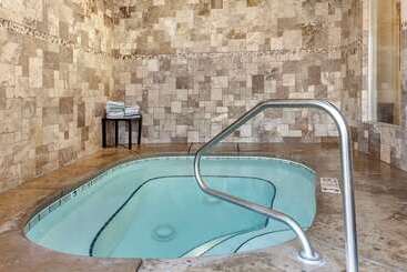 هتل Comfort Inn At Convention Center