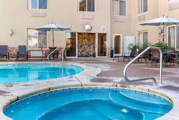هتل Comfort Inn At Convention Center