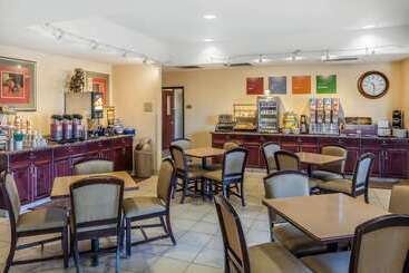 هتل Comfort Inn & Suites Airport Convention Center