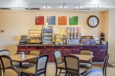 هتل Comfort Inn & Suites Airport Convention Center